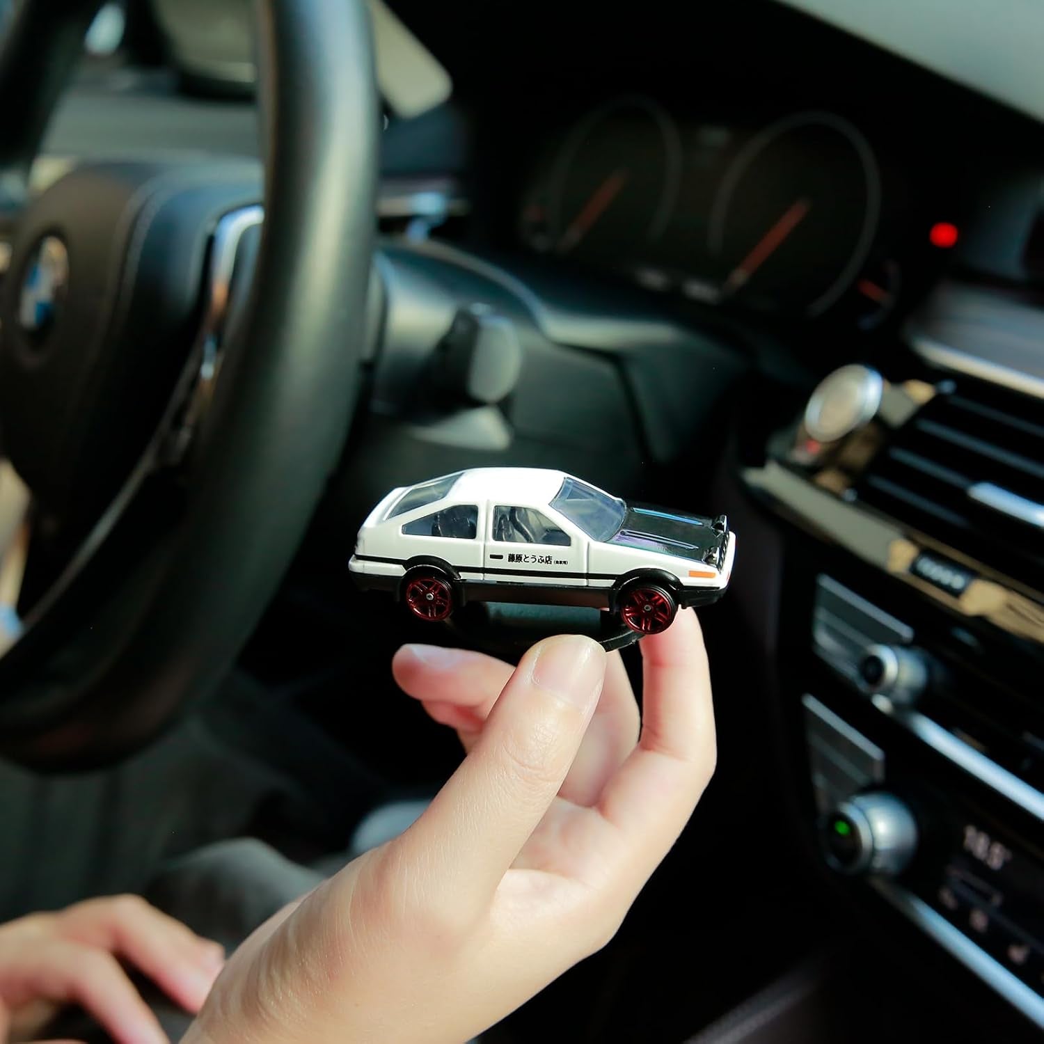 Car Drift Dashboard Ornament, Alloy Drifting Spin AE86 Model Mini Car Interior Dash Decoration Dynamic Rotate Auto Interior Accessories, Vehicleturn and Follow Drift